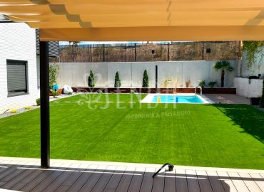 Paisajismo y piscina en jardín